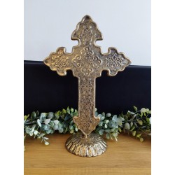 Croix baroque à poser en métal or vieilli 30cm / Crucifix