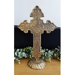 Croix baroque à poser en métal or vieilli 30cm / Crucifix