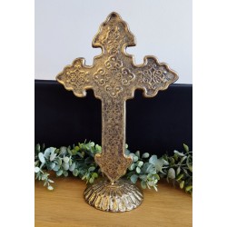 Croix baroque à poser en métal or vieilli 30cm / Crucifix